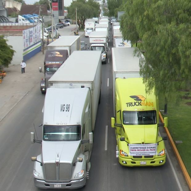 Transportistas Continúan Manifestación en el Acotamiento del Bulevar Aeropuerto en León.